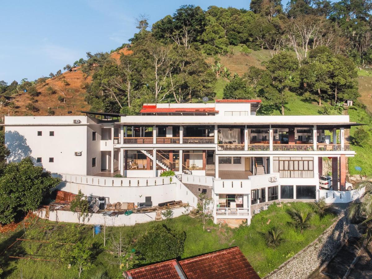 Ellin Forest Karaoke & Pool Resort Bukit Tinggi Bentong Dış mekan fotoğraf