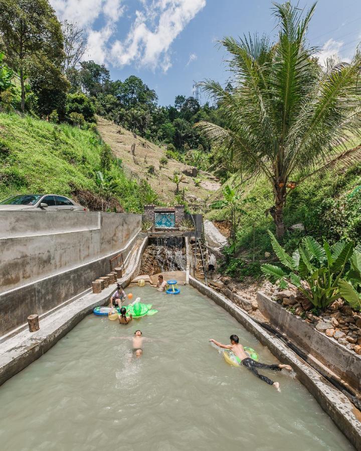 Ellin Forest Karaoke & Pool Resort Bukit Tinggi Bentong Dış mekan fotoğraf